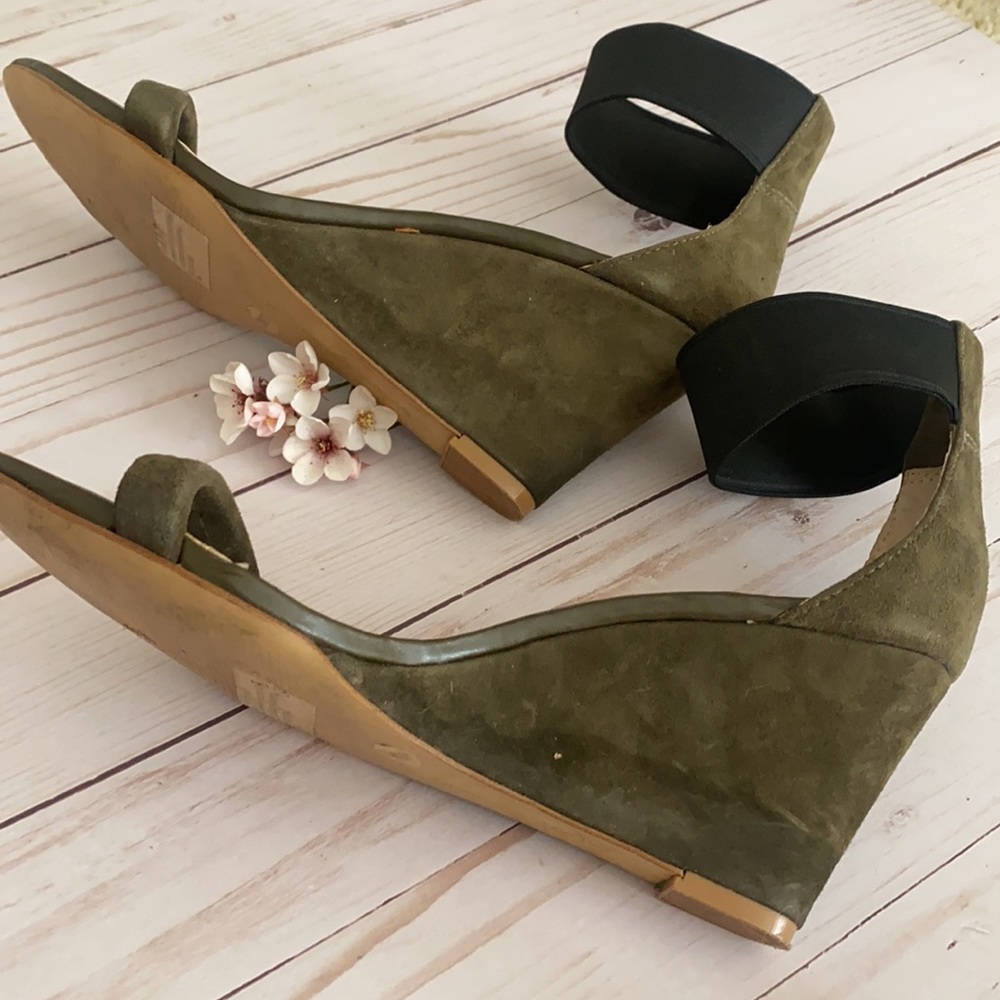 Banana Republic olive green sandal - Picture 16 of 16